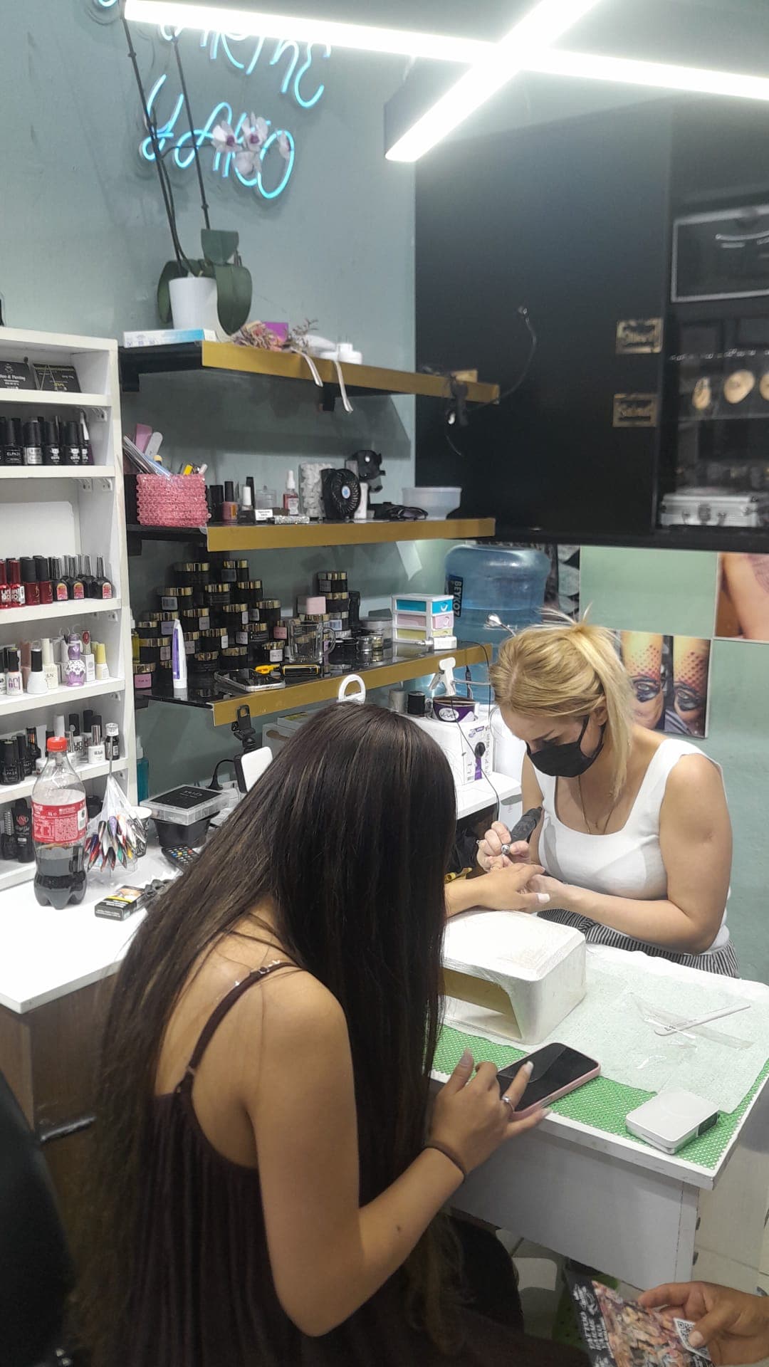 Nails Protez tırnak uygulaması sırasında stüdyo tezgahı ve arka planda Harme Yako tabelası